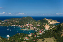 Luftaufnahme von Terre-de-Haute, Hafen und Bucht, Les Saintes Inseln, Guadeloupe, Karibisches Meer, Karibik, Amerika