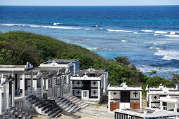 Friedhof in Anse-Bertrand mit Blick auf das Meer, Anse-Bertrand, Grande-Terre, Guadeloupe, Karibisches Meer, Karibik, Amerika