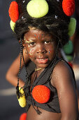 Kind mit Kostüm beim Straßenfest, Carnival, Le Moule, Grande-Terre, Guadeloupe, Karibisches Meer, Karibik, Amerika