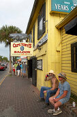 Zwei Männer vor dem Saloon Captain Tony, wahrscheinlich das originale Sloppy Joe's Bar, Key West, Florida, USA