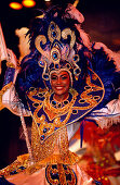 Eine Frau in Karnevalkostüm, Brasilianisches Tanzensemble, Karneval, Rio de Janeiro, Brasilien