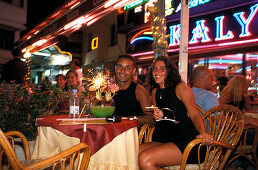 Ein Paar trinkt Coctail in einem Restaurant am Abend, Marmaris, Türkei