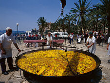 Eine riesen Portion Paella, Kathedrale im Hintergrund, Parc de la Mar, Palma de Majorca, Majorca, Spain