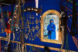 Tuareg Mohamed Jallali in seinem Geschäft, Spiegelbild im Spiegel, Essaouira, Marokko