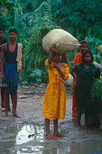 Girl carrying a sack, bus stop, Muzaffarpur Bihar, India
