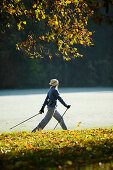 Junge Frau beim Nordic Walking, Bayern, Deutschland