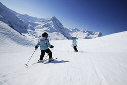 Skifahrerin mit Tochter auf der Piste, Kühtai, Tirol, Österreich
