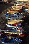 Fischerboote am Strand, Hafen von Candelaria, Teneriffa Kanarische Inseln, Spanien