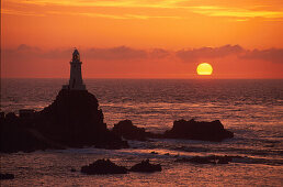 Corbière Leuchtturm bei Sonnenuntergang, Jersey Kanalinseln, Großbritannien