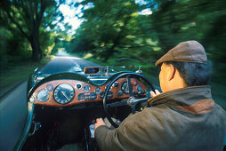 David Acon im Aston Martin Oldtimer, Jersey, Kanalinseln Großbritannien