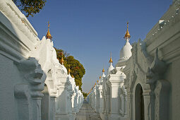 Kuthodaw Pagoda, world's largest book, Kuthaw Daw Pagode, Groesste Buch der Welt, 729 kleinen Pagoden mit Heilige Schriften, Each of the 729 shrines contain a marble slab inscribed in Pali script the sacred Theravada Buddhist scriptures, Mandalay