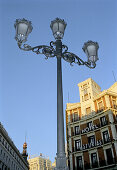 Strassenlaterne vor Gebäuden und blauem Himmel, Madrid, Spanien, Europa