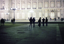 Menschen vor Palacio Real, Madrid, Spanien