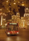 Bus mit Weihnachtsbeleuchtung abends, Madrid, Dpanien