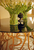 Tisch mit Vase im Hotel Hesperia, Madrid, Spanien, Europa