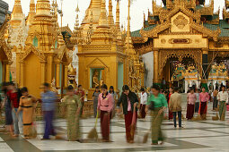 Shwedagon Pagoda, Burma, Myanmar, women sweeping to gain merit for the next life, Shwedagon Pagoda, evening light, illuminated, beleuchtet, Gruppe von Frauen fegen im Pagode mit Besen, Fegen bringt Verdienst fürs nächste Leben