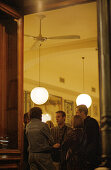 Menschen in einer Tapas Bar, Madrid, Spanien, Europa