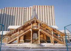 Hotel als Holzhaus, Wohnblocks, Izmailovski Park, Moskau