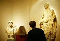 Menschen betrachten Skulpturen im Prado, Madrid, Spanien, Europa