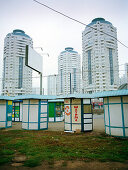 Kiosks in einem Wohngebiet im Vorort Marino, Moskau, Russland