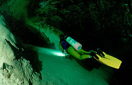 Höhlentauchen, Taucher in Unterwasserhöhle, Cave d, Cave diving, Scuba diver in underwater cave
