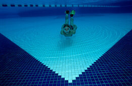 Frau taucht im Schwimmbecken, Woman dives in swimm, Woman dives in swimming pool