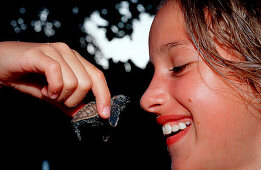 Mädchen hält Baby Suppenschildkröte, Grüne Meeress, Grüne Meeresschildkröte, Child holds Baby Green sea turtle, green turtle, Chelonia mydas