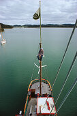 Hundertwasser, boat Regentag, Friedenreich Hundertwasser und sein Boot Regentag in Bay of Islands, Neuseeland North Island