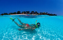 Schnorchelnde Frau vor Malediveninsel Kuredu, Snor, Snorkeling woman near maldives island Kuredu