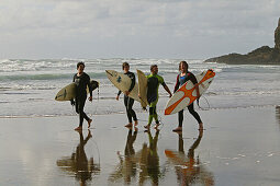 Surfers, Piha surf beach, Piha Beach, west coast near Auckland, surfer with surfboard, Neuseeland