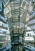 Besucher besichtigen Reichstagskuppel, Berlin, Deutschland