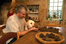 Farmer zeigt Trüffel seinem Hund, Domain dr Bramarel, Grignan, Tricastin, Provence, Frankreich