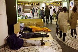 Obdachlose schlafen in Shinjuku U-Bahnstation, erlaubt nur zwischen 23-00 und 5-00, U-Bahnstation Shinjuku, notdürftige Schutzbauten, Tokyo, Japan