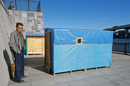 Homeless, living boxes in Tokyo, Japan, Homeless community on the Sumida River banks, self made shelter, blue fabric sheets, clean, tidy huts, shack Obdachlose, notduerftige Schutzbauten, Pappkarton-Architektur, Plastikplanen, Slum, Obdachlosigkeit, Randg