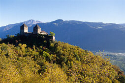 Burgruine auf einem Berg im Sonnenlicht, Lana, Südtirol, Italien, Europa