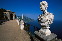 Statuen und Aussicht auf die Küste unter blauem Himmel, Villa Cimbrone, Ravello, Amalfitana, Kampanien, Italien, Europa