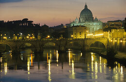 Blick ueber den Tiber auf Petersdom, Rom, Latium Italien