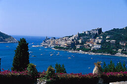 Blick auf Bucht mit Booten und die Stadt Portovenere, Ligurien, Italien, Europa
