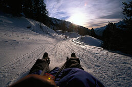 Zwei Personen fahren Schlitten in den Bergen, Staller Sattel, Antholz, Pustertal, Südtirol, Italien, Europa