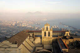 View over Napoli from Certosa di San Martino, Neapel, Panorama, von Castel Sant`Elmo mit Certosa di San Martino in Vordergrund