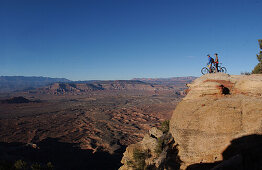 Paar betrachten den Aussicht, Mountainbike Tour, Gooseberry Trail, Zion Nationalpark, Springdale, Utah, USA