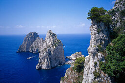 Blick auf Meer und Faraglioni Felsen im Sonnenlicht, Capri, Italien, Europa