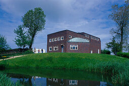 Blick auf das Nolde Museum unter Wolkenhimmel, Seebüll, Nordfriesland, Schleswig-Holstein, Deutschland, Europa