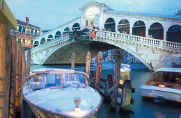 Rialto-Brücke bei Nacht, Venedig, Venetien, Italien