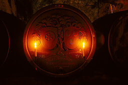 Altes Weinfass bei Kerzenlicht im Weinkeller von Schloss Johannisberg, Rheingau, Hessen, Deutschland, Europa