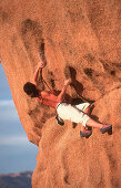 Frau beim Bouldern, Tafraoute Marokko