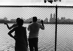 Menschen stehen an einem Zaun im Central Park, Manhattan, New York, USA