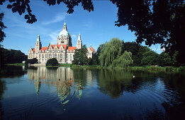 View over Lake Maschsee to Neues Rathaus new city hall, , Hannover, Lower Saxony, Germany