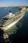 Kreuzfahrtschiff von Harbour Bridge, Sydney Opera House, Architekt Jørn Utzon, Sydney, Sydney Harbour, New South Wales, Australien