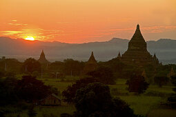 Sunset over the temples of Bagan, Sonnenuntergang ueber Pagan, Kulturdenkmal, Ruinenfeld von Pagoden, World Heritage